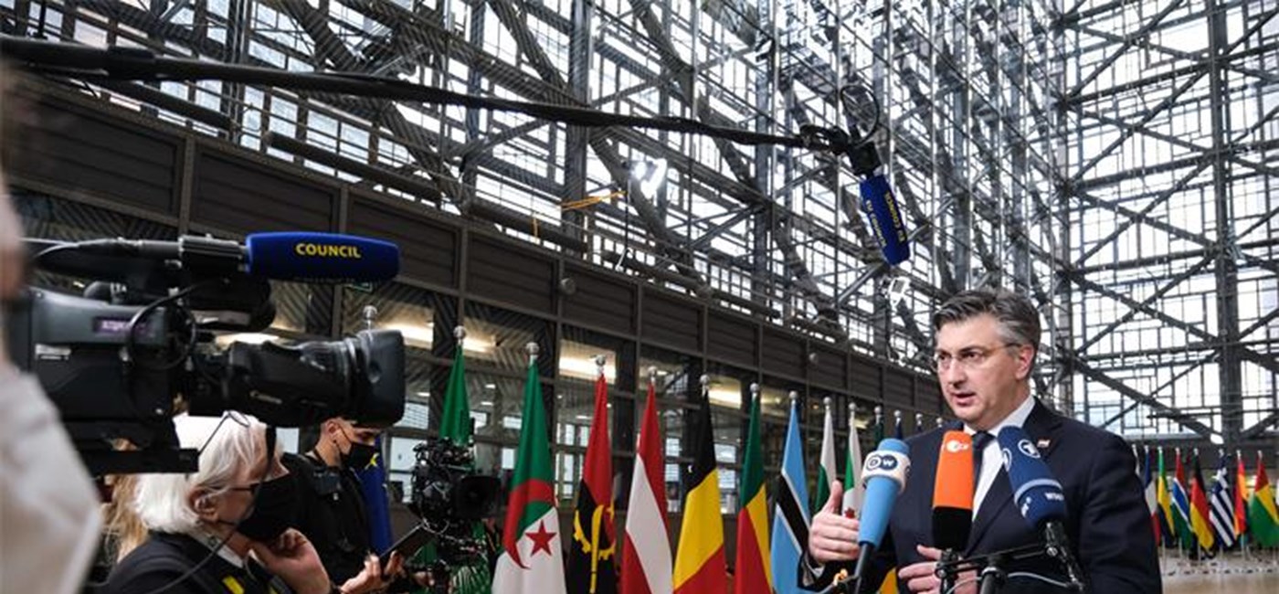 It is key to pursue dialogue on Ukraine crisis